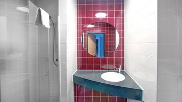 Hypo-allergenic bedding, desk, free WiFi, bed sheets