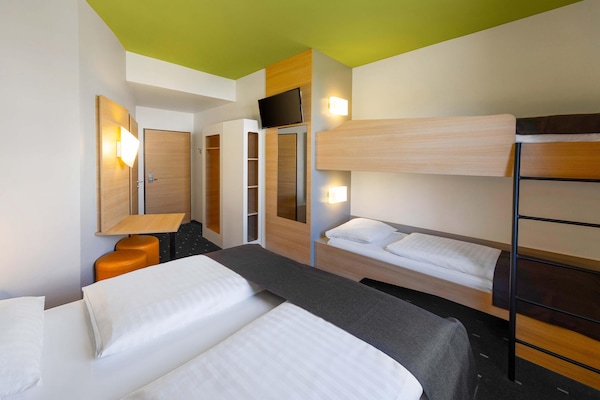 Ropa de cama hipoalergénica, escritorio, wifi gratis y ropa de cama