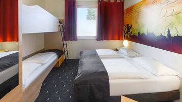 Ein Zimmer mit Etagenbetten, einer Leiternetzung, einem Fenster mit Vorhängen und einem Stadtbild-Wandgemälde.