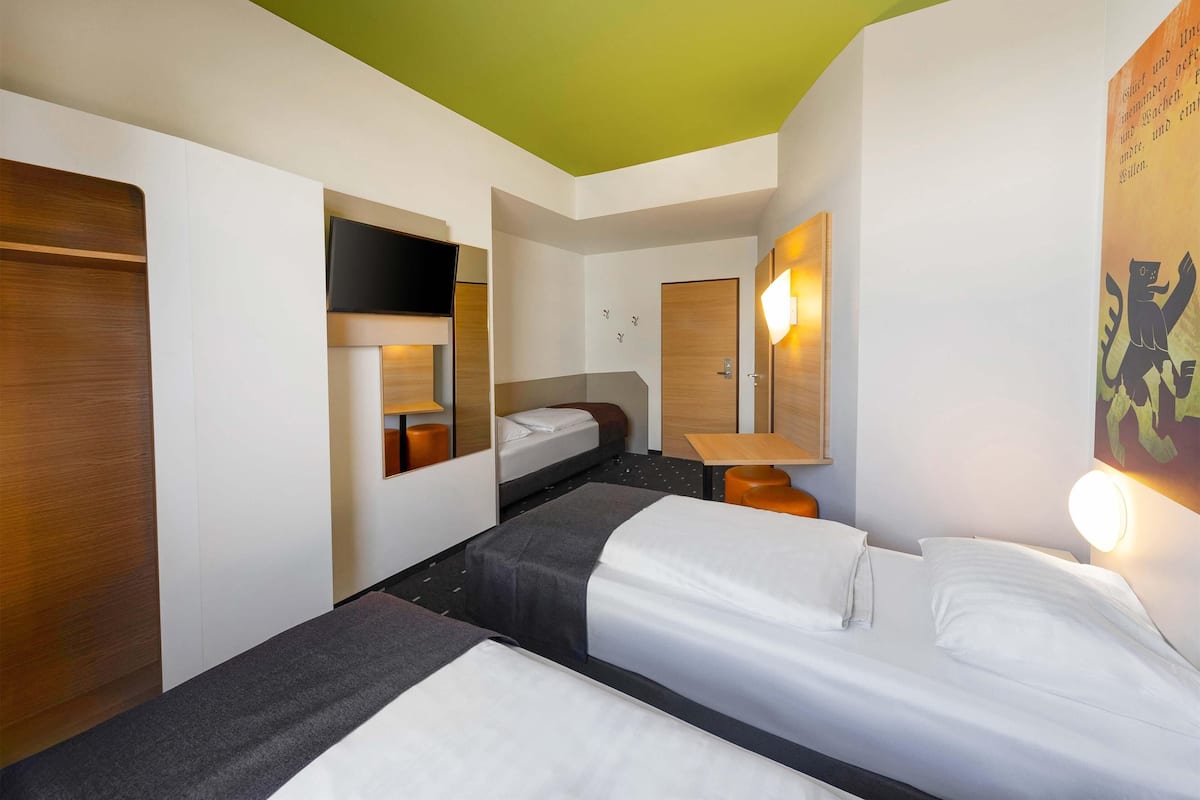 Triple Room | Hypo-allergenic bedding, desk, free WiFi, bed sheets