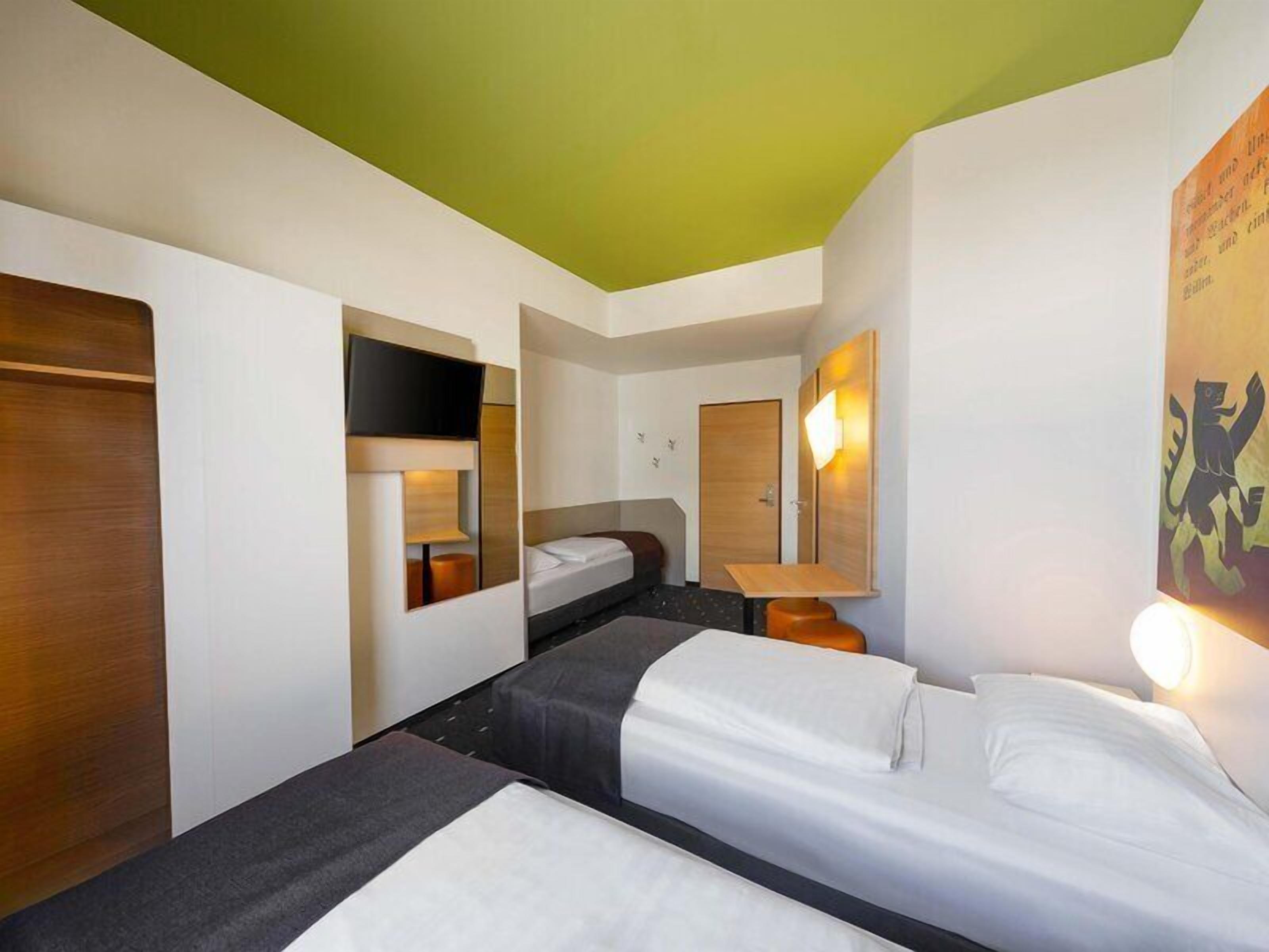 Habitación triple | Ropa de cama hipoalergénica, escritorio, wifi gratis y ropa de cama 