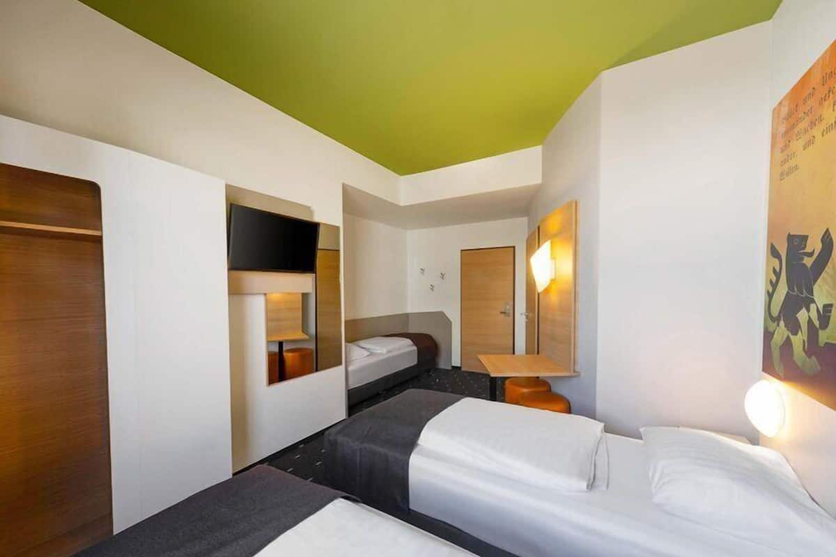Triple Room | Hypo-allergenic bedding available, desk, WiFi (free), bed sheets