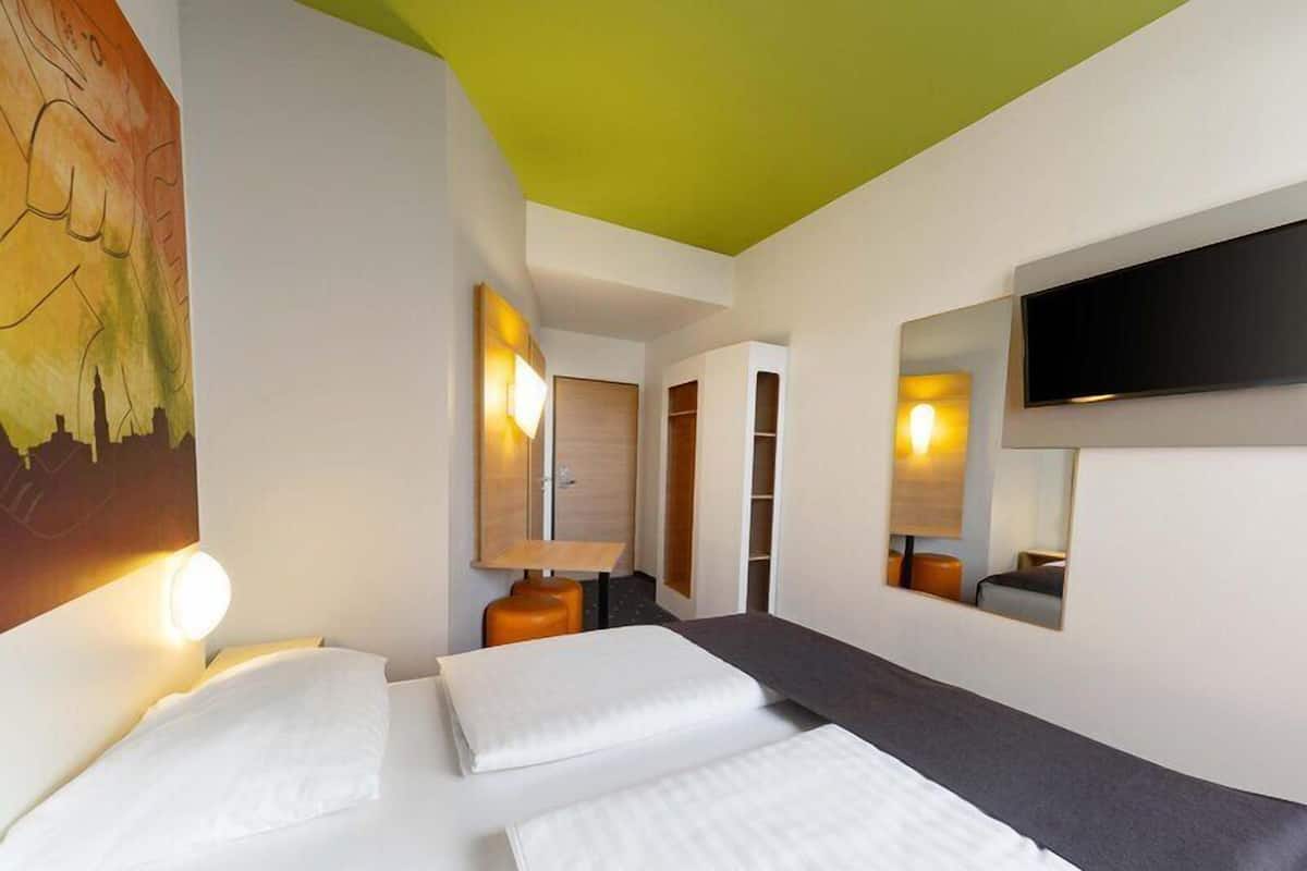 Double Room | Hypo-allergenic bedding available, desk, WiFi (free), bed sheets