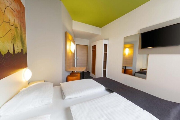Double Room | Hypo-allergenic bedding available, desk, WiFi (free), bed sheets