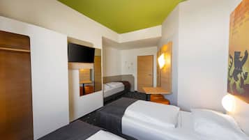 Triple Room | Hypo-allergenic bedding, desk, free WiFi, bed sheets