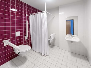 Douche, sèche-cheveux, serviettes fournies, savon