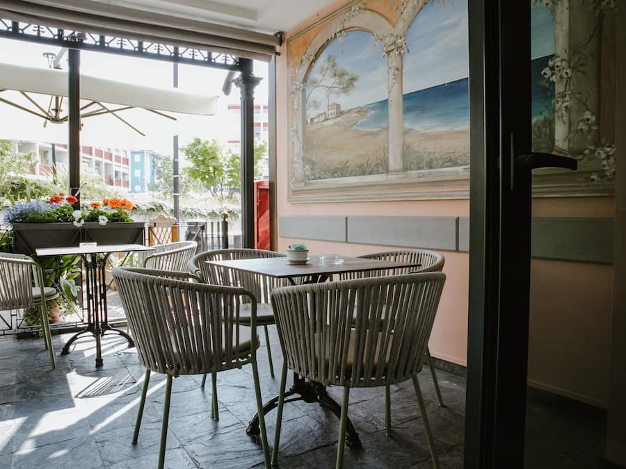 Daily continental breakfast (EUR 10 per person)