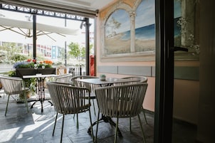 每日供应欧陆式早餐（每人 EUR 10）