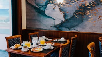 Bữa sáng kiểu Âu hàng ngày (10 EUR/mỗi người)