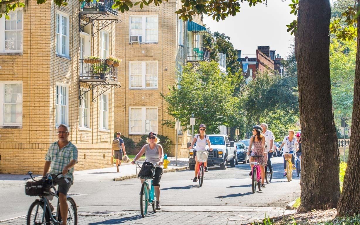 Escena callejera con ciclistas y peatones.