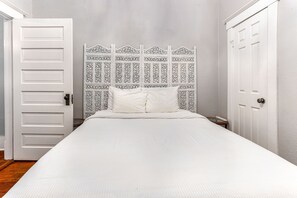 1 bedroom, iron/ironing board, free WiFi, bed sheets - Downtown Digs for Four, Walk Everywhere by Lucky Savannah (Savannah)