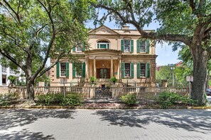 Exterior - Downtown Digs for Four, Walk Everywhere by Lucky Savannah (Savannah)