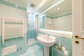 Secadora de cabello, toallas, jabón, papel de baño
