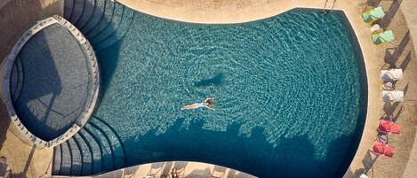 Piscine extérieure (ouverte en saison), parasols de plage