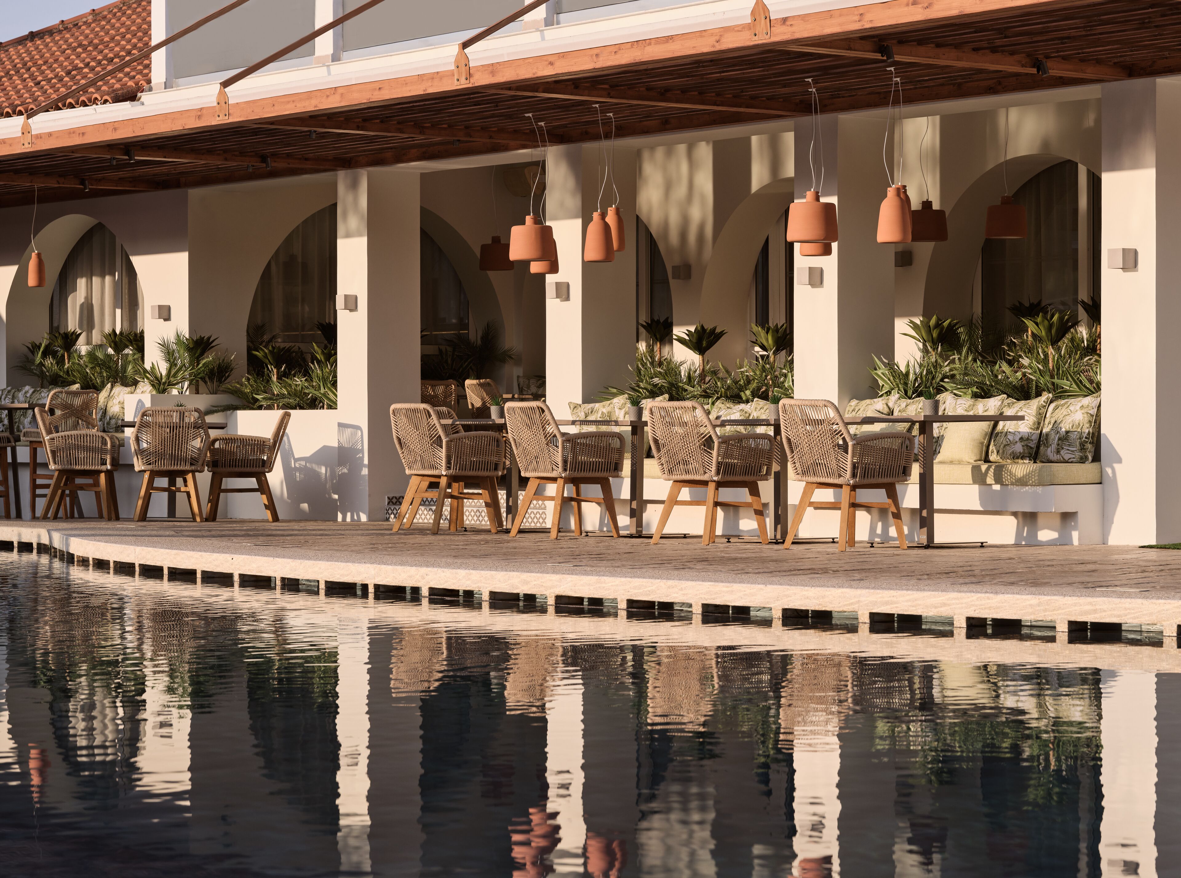 2 restaurants, dinner served, international cuisine