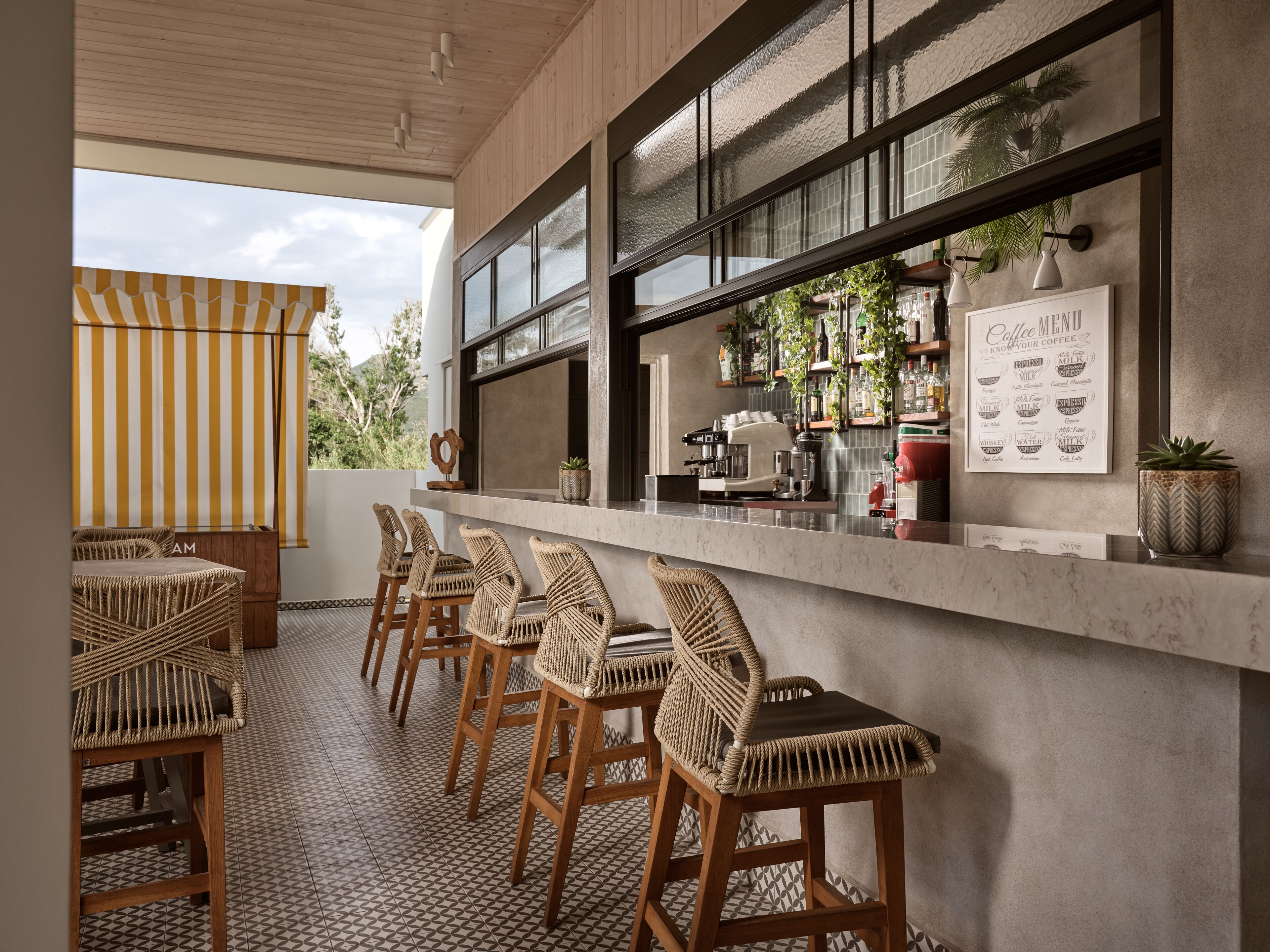 2 bars/lounges, lobby lounge