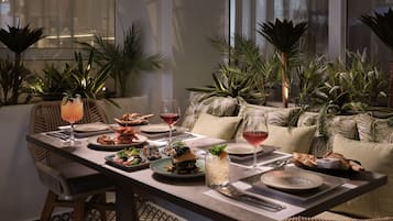 2 restaurants, dinner served, international cuisine