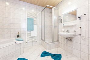 Bathroom - Gästehaus Kartnaller (Neustift Im Stubaital)