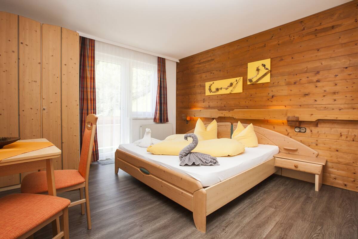Apartment (1) | Peralatan tempat tidur premium, peti besi dalam bilik, meja 