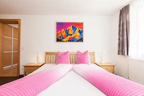 Apartamento (5) | Roupas de cama premium, cofres nos quartos, escrivaninha