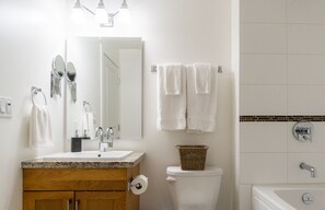 Ensemble douche/baignoire, sèche-cheveux, serviettes fournies