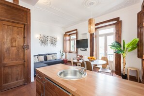 Apartment, 2 Bedrooms | Dapur peribadi | Peti sejuk/penyejuk beku saiz penuh, ketuhar gelombang mikro, ketuhar 