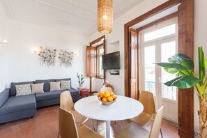 2 bedrooms, in-room safe, desk, soundproofing - Rossio Vintage Two-Bedroom Apartment - by LU Holidays (Lisbon)