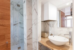 Apartment, 2 Bedrooms | Bathroom | Shower, hair dryer, towels, soap - Rossio Vintage Two-Bedroom Apartment - by LU Holidays (Lisbon)