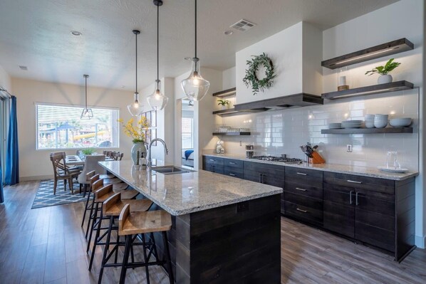 Fridge, microwave, oven, stovetop - Arcadia 3 | Air Hockey * Poolside * Sleeps 18 (Santa Clara)