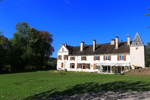 A large, white building with multiple chimneys and a glass conservatory. - Chambres d'hôtes du Domaine Val Bruant (Arc-en-Barrois)
