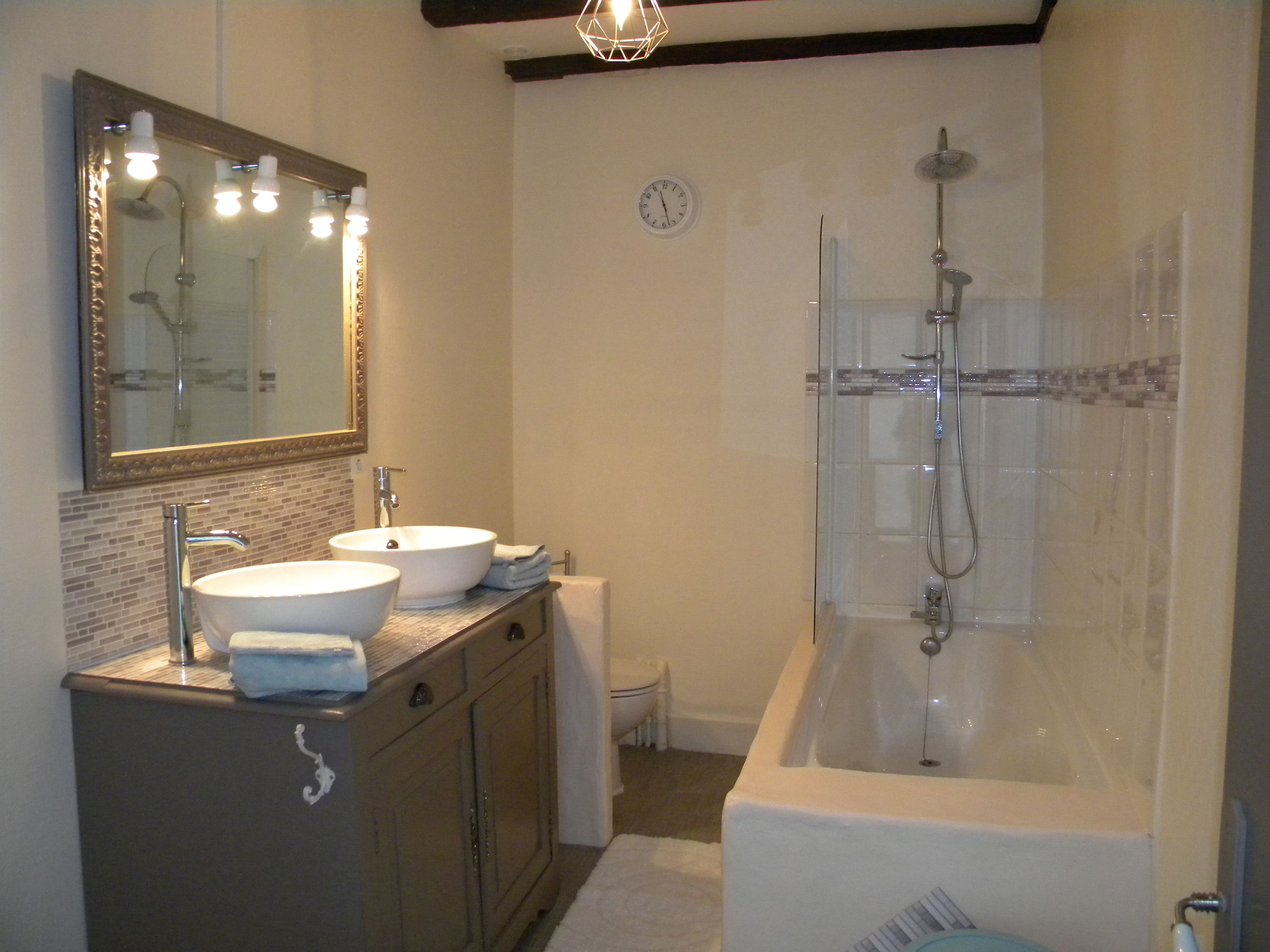 Ensemble douche/baignoire, articles de toilette gratuits