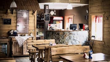 Phục vụ bữa sáng, bữa trưa, bữa tối, đặc sản địa phương