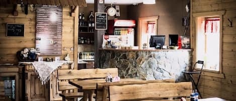 Petit déjeuner et déjeuner servis sur place, spécialités Cuisine locale