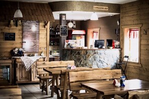 供应早餐、午餐和晚餐，地方菜