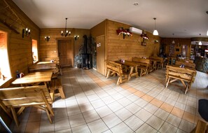 Breakfast, lunch, dinner served; local cuisine  - Motel w Lace (Boleslawiec)