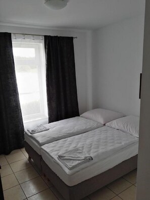 双人房或双床房 | 熨斗/熨衣板、免费 WiFi、床单