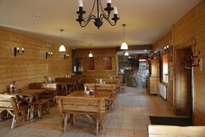 Breakfast, lunch, dinner served; local cuisine  - Motel w Lace (Boleslawiec)