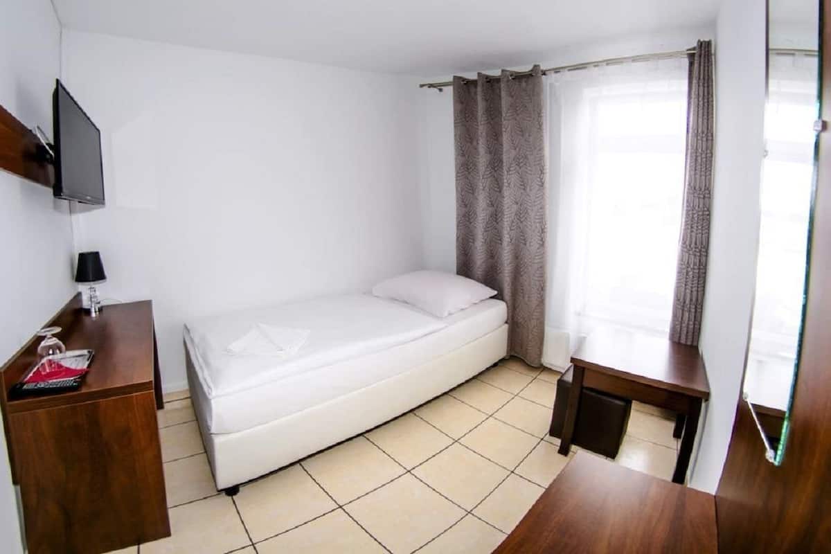 Habitación individual, baño en la habitación | Tabla de planchar con plancha, wifi gratis y ropa de cama