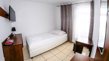 Single Room, Ensuite | Iron/ironing board, free WiFi, bed sheets