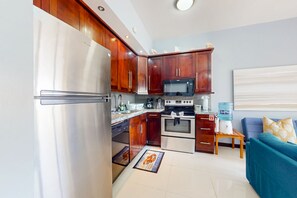 冷蔵庫、電子レンジ、オーブン、コンロ