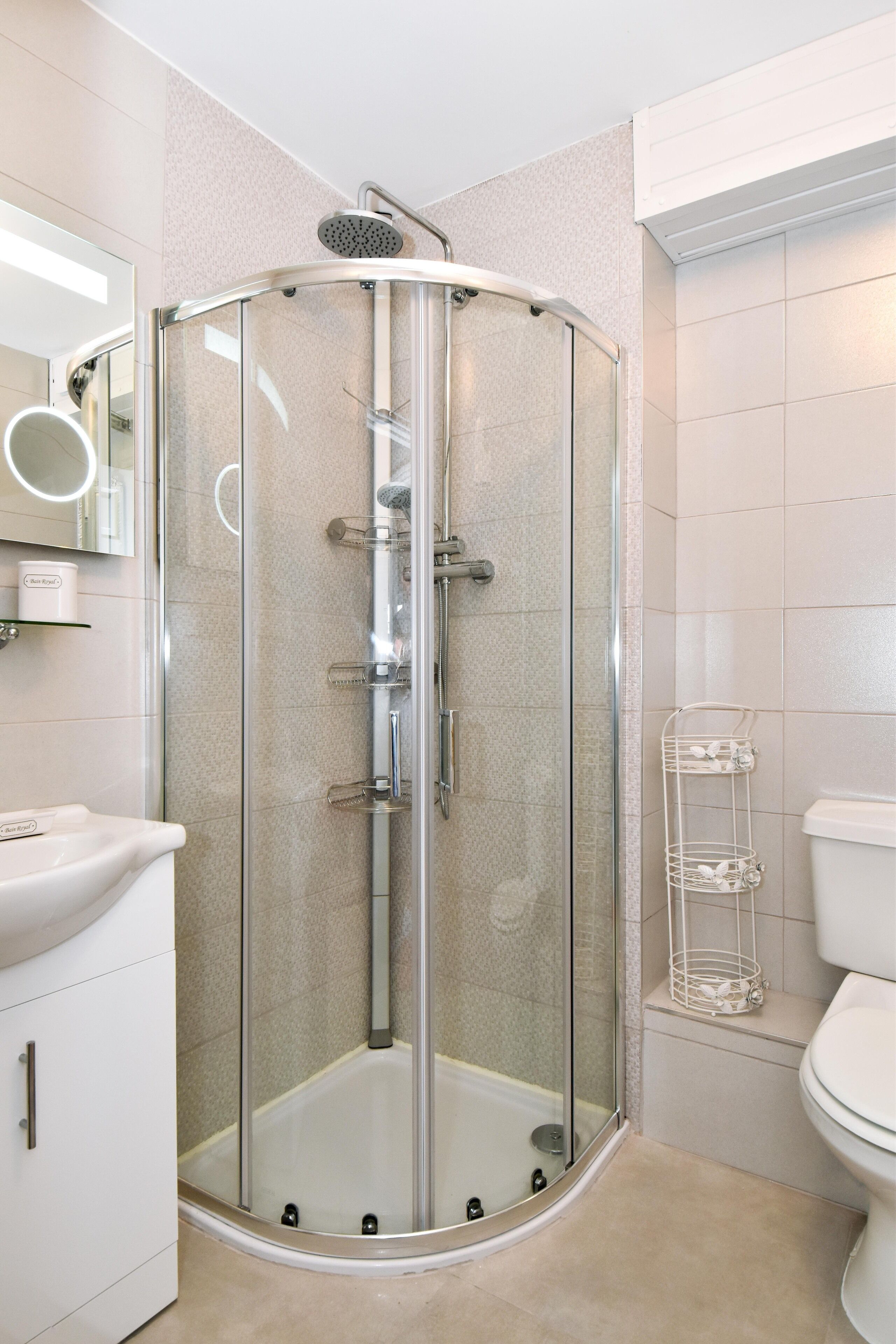 シャワー、ヘアドライヤー、タオル、石鹸