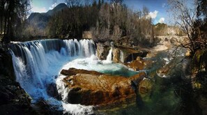 Una piscina al aire libre de temporada