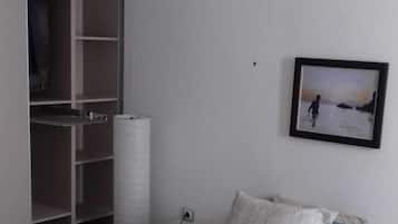 1 slaapkamer, een bureau, een strijkplank/strijkijzer, wifi