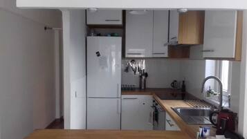 Een magnetron, een vaatwasser, een koffiezetapparaat/waterkoker