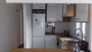Microwave, dishwasher, coffee/tea maker, cookware/dishes/utensils