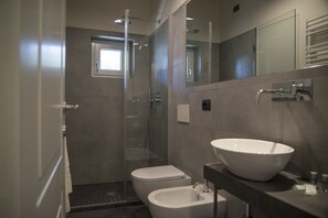 Regadera, secadora de cabello, bidet, toallas 