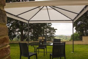 Outdoor dining - Villa La Torre in Montespertoli Fi.  Pieve Apartment 2 rooms sleeps 4 (La Torre)
