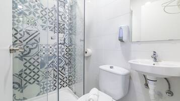 Comfort-Doppelzimmer, eigenes Bad (Semisotano) | Badezimmer | Dusche, Haartrockner, Handtücher