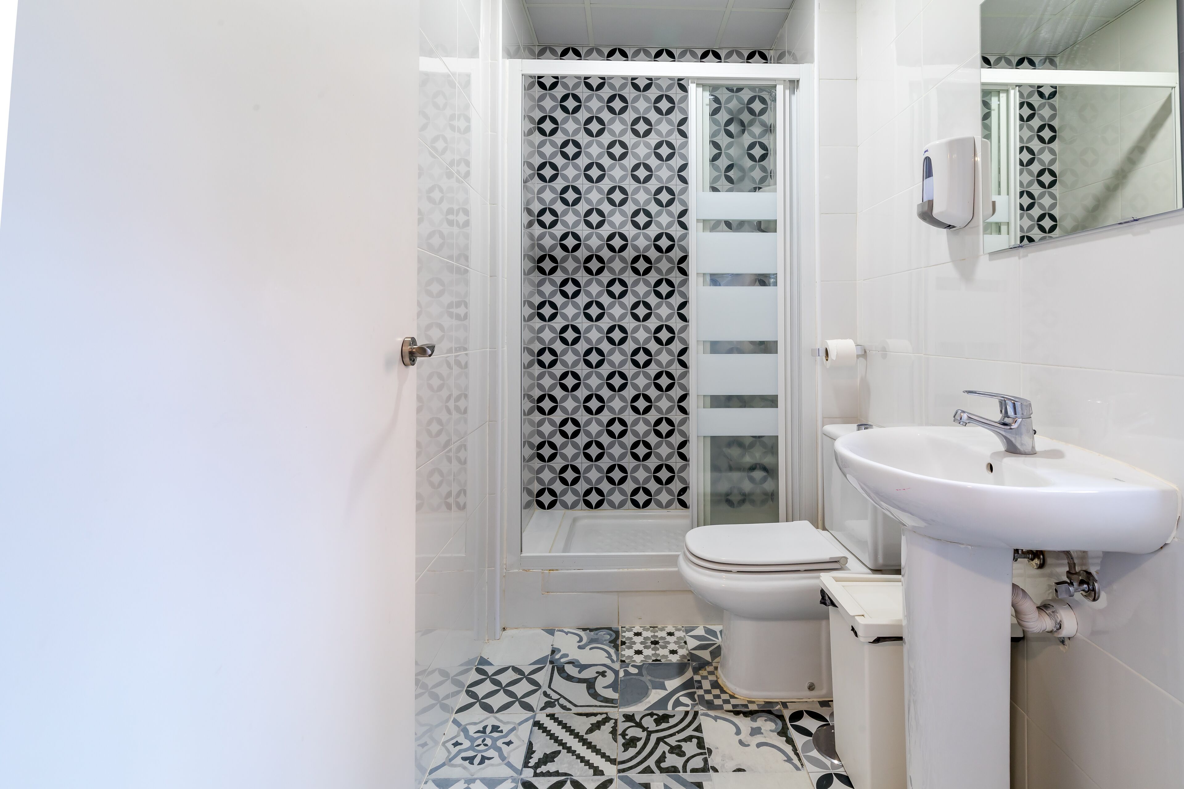 Ein Badezimmer mit Dusche, Toilette und Waschbecken.