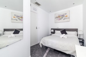 Comfort Double Room, 1 Double Bed (Baño compartido) | Desk, free WiFi, bed sheets